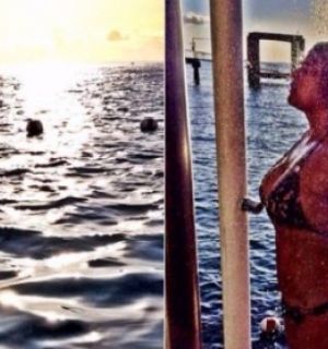 Cantora Preta Gil posa de biquíni e troca beijos no mar