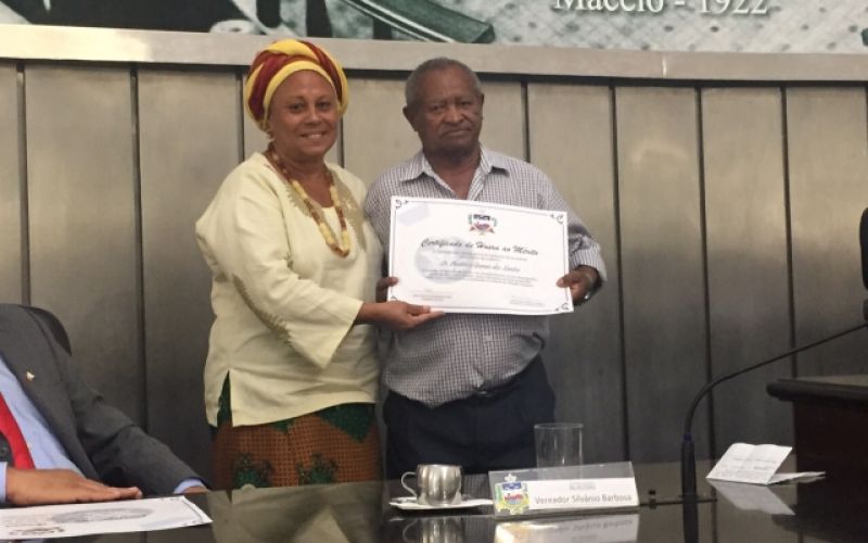 Líder comunitário de Penedo recebe certificado em homenagem