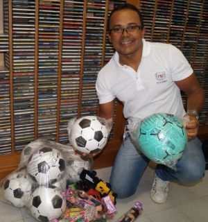 Intérprete da Podderosa doa brinquedos para crianças