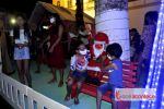 Papai Noel é recebido com muita festa na abertura do "Penedo Luz"