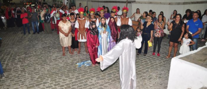 Avenidas de Penedo viram teatro aberto durante encenação de estudantes na “Paixão de Cristo”