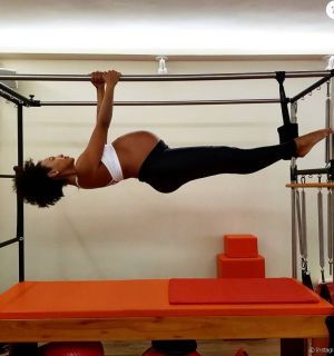 Sheron Menezzes faz acrobacia no pilates aos 8 meses de gravidez:'Gosta de voar'