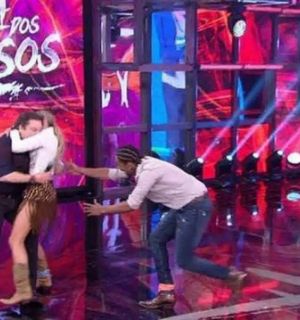 Adriane Galisteu derruba Faustão no 'Dança dos Famosos' e web comenta: 'Ô loco'