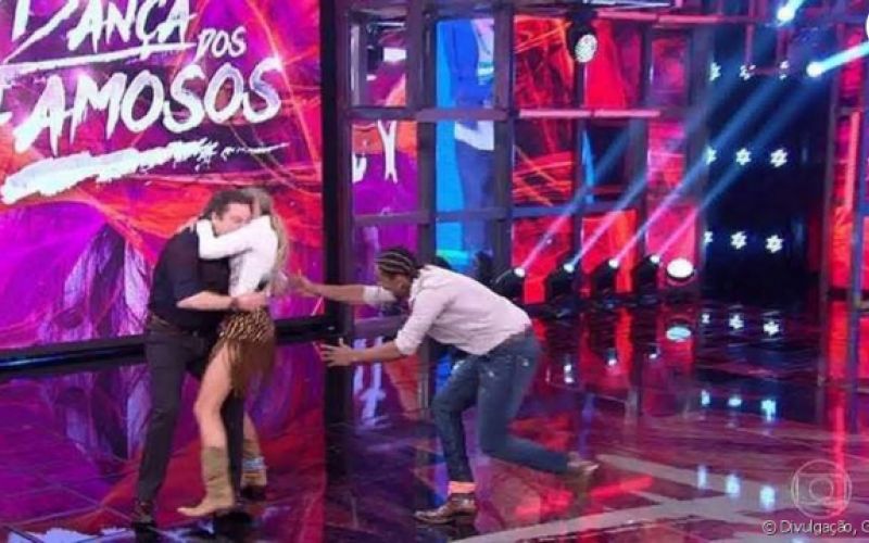 Adriane Galisteu derruba Faustão no 'Dança dos Famosos' e web comenta: 'Ô loco'