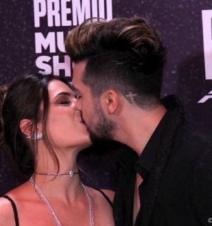 Luan Santana e a namorada, Jade Magalhães, trocam beijo em premiação