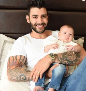 Gusttavo Lima assume que não consegue trocar fralda do filho: 'Estômago fraco'