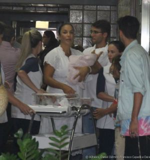 Ivete Sangalo e gêmeas vão para casa após 4 dias no hospital: 'Cheias de saúde'