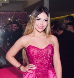Mc Melody faz festa de 15 anos e se presenteia com carrão rosa avaliado em R$ 1,5 milhão