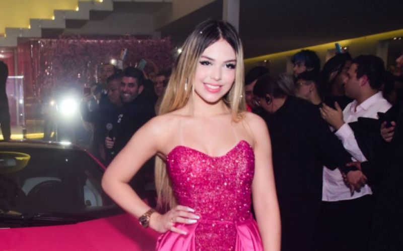 Mc Melody faz festa de 15 anos e se presenteia com carrão rosa avaliado em R$ 1,5 milhão