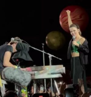 Sandy divide o palco no quarto show do Coldplay em São Paulo