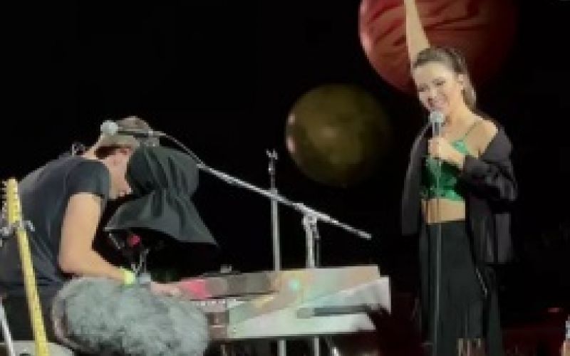Sandy divide o palco no quarto show do Coldplay em São Paulo