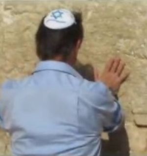 Roberto Carlos visita o Muro das Lamentações, em Jerusalém