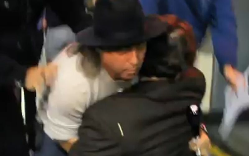 Vídeo: Aparentemente bêbado, Johnny Depp cai no meio da rua