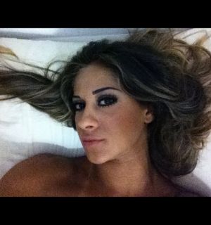 Ex-BBB Mayra Cardi posta foto maquiada e deitada em cama