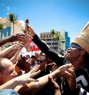 Carlinhos Brown comanda a festa nesta "Quarta-feira de Cinzas"