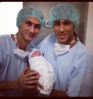 Neymar posta foto com filha de Ganso: 'Bem-vindo ao clube'
