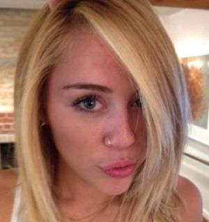 Cantora Miley Cyrus muda o visual e fica loiríssima