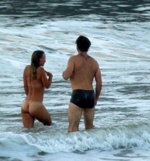 Turista é flagrada pelada em praia do Rio de Janeiro