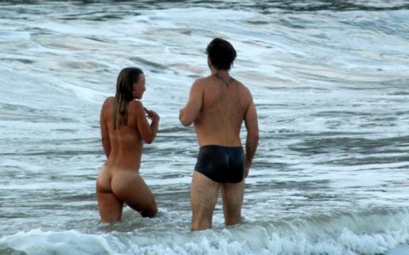 Turista é flagrada pelada em praia do Rio de Janeiro