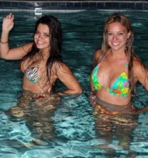 Em Coruripe, bailarinas do 'Domingão' se refrescam em piscina