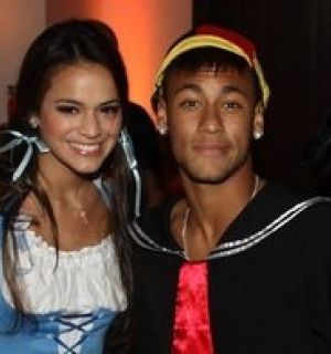 Neymar vai vestido de Kiko à festa do cantor Thiaguinho