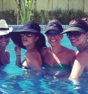 Mariana Rios curte piscina com as amigas: "Só as deusas"