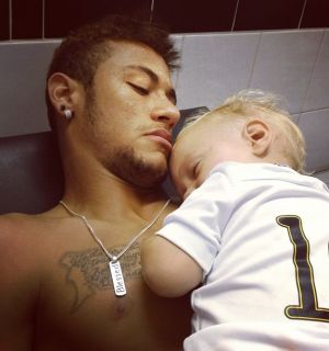 Antes do jogo contra o Bugre, Neymar posa com o filho 'pé-quente'