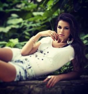 Bruna Marquezine pousa sexy e posta no Instagram