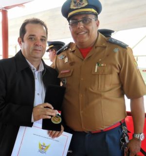Pedro Soares recebe Medalha de Amigo do Bombeiro Militar de Alagoas