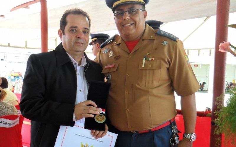 Pedro Soares recebe Medalha de Amigo do Bombeiro Militar de Alagoas