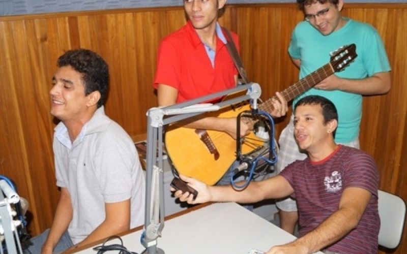 “Los Borrachos Enamorados” visita Rádio Penedo FM