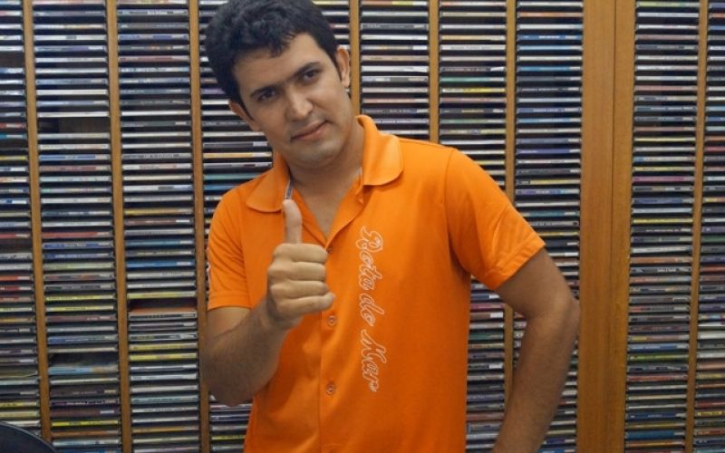 Cantor Marcello Magalhães visita Rádio Penedo FM