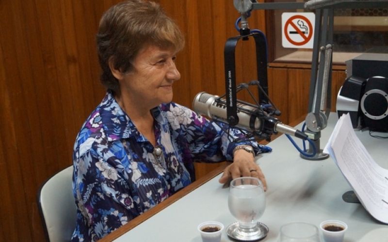 Irmã Míria Therezinha visita estúdios da Penedo FM