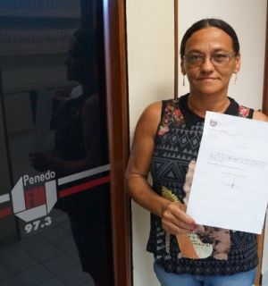 Após ser sorteada, Vera Lúcia recebe prêmio na Rádio Penedo FM
