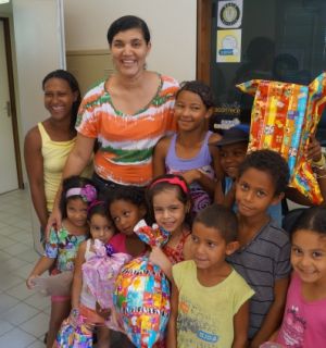 Crianças cantam sucessos em promoção do Dia das Crianças na Penedo FM