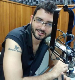 Samuca Luna, da Banda 9 Luas, visita Rádio Penedo FM